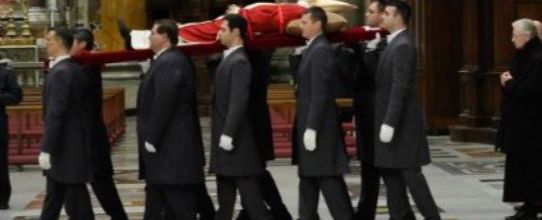 À Saint-Pierre, une foule recueillie vient rendre hommage à Benoît XVI - VA