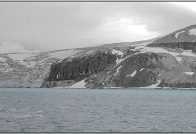 Après presque 2 merveilleuses heures de Zodiac, retour à bord ! Panorama sur les Falaises d'Alkefjellet, le Glacier Reliktbreen et le sommet Reliktfjellet - Hinlopenstretet - Spitzberg - Svalbard - Norvège