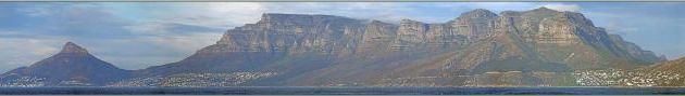 Panorama vu de la mer : Le Cap avec le pic rocheux "Lion's Head", Camps Bay surplombé par Table Mountain, le massif rocheux Les 12 Apôtres, Llandudno - Afrique du Sud