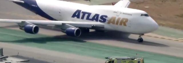 Atterrissage pneu éclaté d'un avion de Atlas Air