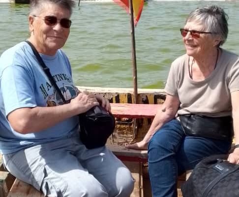 Débarquement, photos souvenir, puis direction "le village" pour faire les boutiques "attrape-touristes" et prendre une collation - Lac Rose (Lac Retba) - Sénégal
