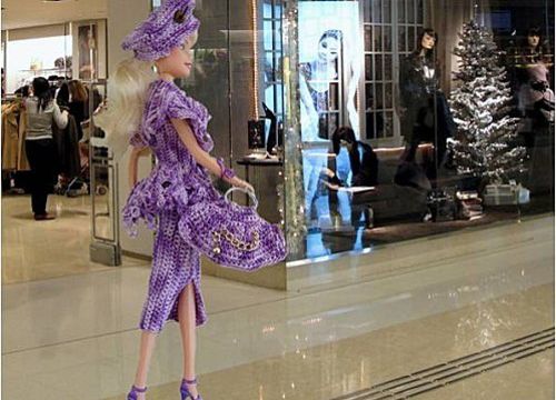 Barbie porte le modèle Parisse