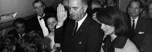 Lyndon Johnson prête serment à bord du Boeing 707 SAM 26000