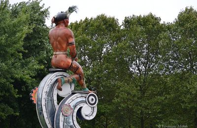 Parc de la Villette, Paris 19ème : Totems du Carnaval de Rio. Fin