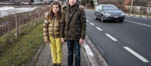 UN CHAUFFEUR DE BUS ABANDONNE FILLETTE10 ANS ET SON FRERE