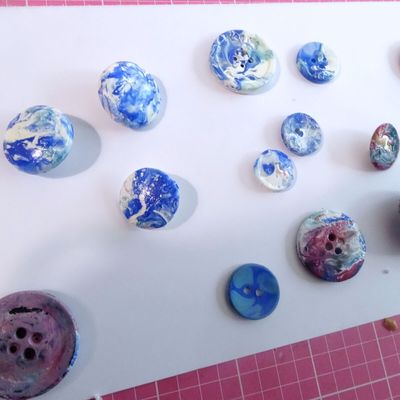 Alliance boutons et vernis à ongles .