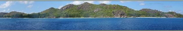 Panorama sur l'île Curieuse vu du Bellot et la plage où nous allons débarquer - Seychelles