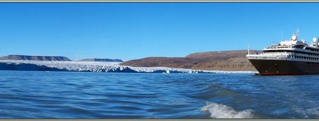 Sortie en Zodiac devant un des glaciers de Crocker Bay - Devon Island - Baffin Bay - Nunavut - Canada