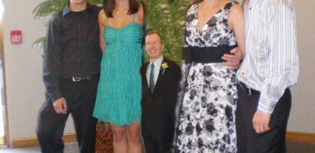 ''Small Dad'' : Ces pères qui ont été raccourcis sur les photos de famille