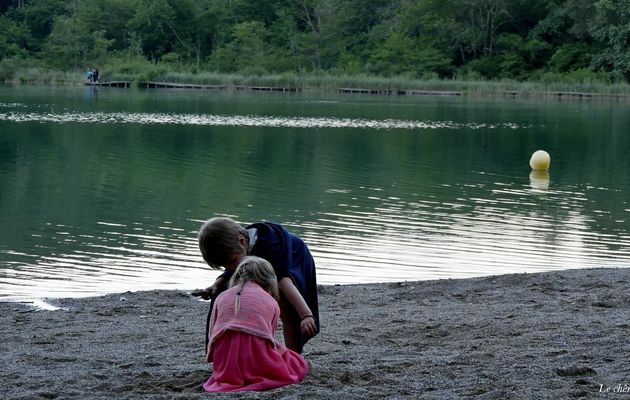 Des enfants au lac