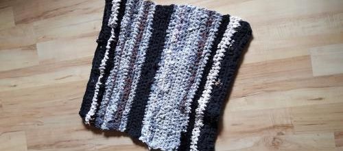 Tapis noir et blanc crocheté en traphilo