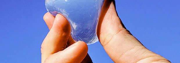 L'eau mangeable comme alternative à la bouteille en plastique