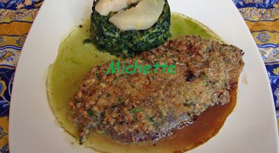 Foie de veau en croûte de noix et champignon, épinards et poire