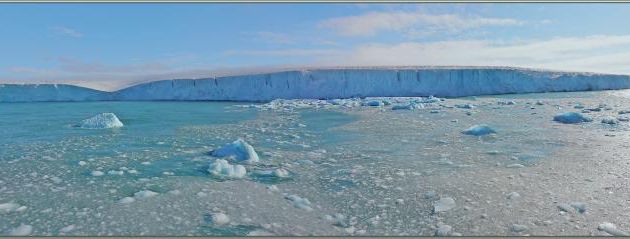 La superbe navigation se poursuit le long du spectaculaire glacier Bråsvell (Bråsvellbreen) - Calotte glacière Austfonna - Nordaustlandet Island - Svalbard - Norvège
