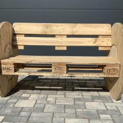 Un banc réalisé à partir d’un touret et d’une palette 