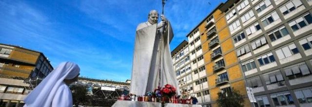 Le Pape, hospitalisé, est soumis à une nouvelle thérapie - VA