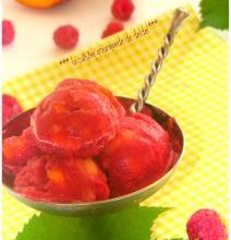 SORBET À LA FRAMBOISE  AUX ÉCLATS DE PÊCHES