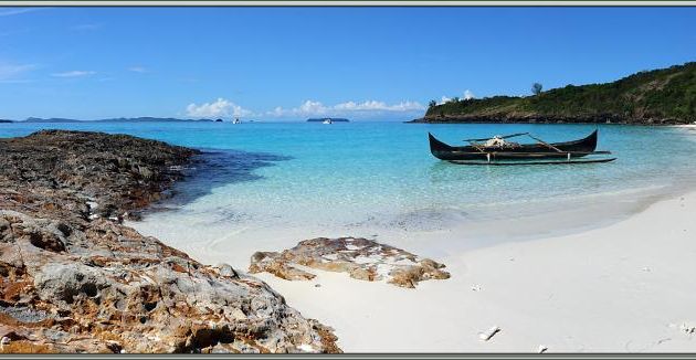 Pirogue et piroguiers - Nosy Tsarabanjina - Archipel Mitsio - Madagascar