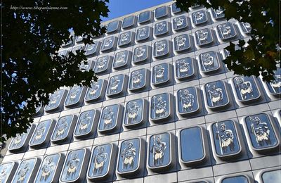 Des guerriers Bantus surveillent le boulevard Saint-Martin, Paris 10ème