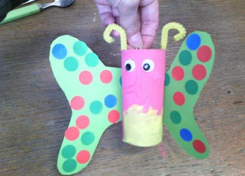 * Bricolage: un papillon de printemps à suspendre