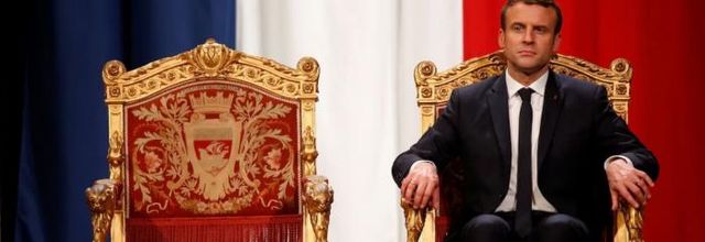 Et précisément, le président monarque n'est pas tout à fait nu mais ça y ressemble...