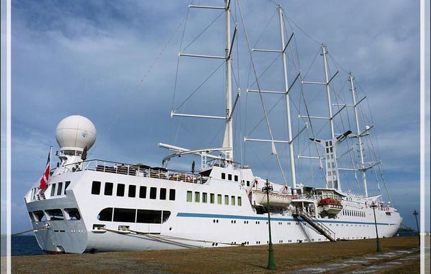 Le voilier quatre-mâts Windspirit au port d'Uturoa - Raiatea - Polynésie française