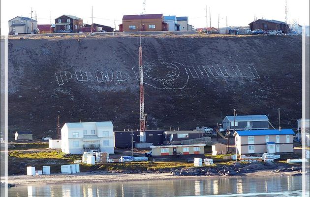 22 août 2016 : Brève escale pour les formalités à Pond Inlet (en langue inuktitut : Mittimatalik ou ᒥᑦᑎᒪᑕᓕᒃ ), 72° 41′ 57″ Nord, 77° 57′ 33″ Ouest - Nunavut - Canada