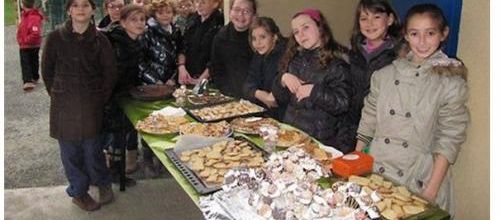 OUEST FRANCE - 24/12/2012 - Des apprentis confiseurs préparent le goûter de Noël