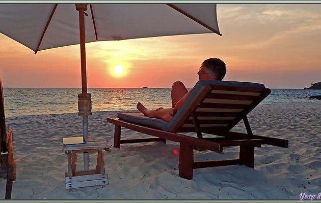 Repos sur la plage tout en admirant le coucher de soleil - Tsarabanjina - Mitsio - Madagascar