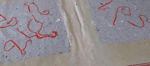 Papier recyclé gris avec du raphia rouge