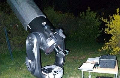Une nuit étoilée et venteuse sur le plateau de Valensole