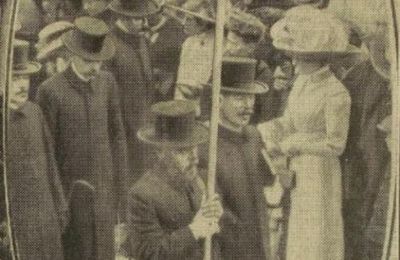 Le porte-arbre et le lecteur Delcroix in Funérailles d'Antoine (Excelsior, 2 juillet 1912)