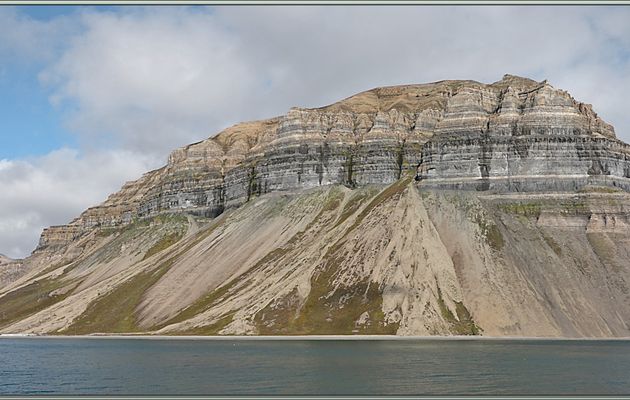 16 juillet 2024 après-midi : c'est notre dernière étape. Nous quittons l'île Coraholmen et le fjord Ekmanfjorden, direction le fjord Billefjorden et la baie Skansbukta - Spitzberg - Svalbard - Norvège