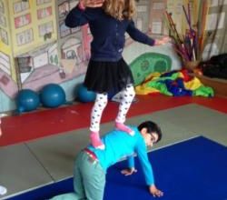 Séance acrosport en EPS.