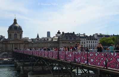 Débarrassé de ses cadenas, le pont des Arts se met au street art