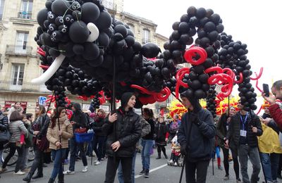 Le carnaval de Bordeaux 2016 : les monstres en ballons...