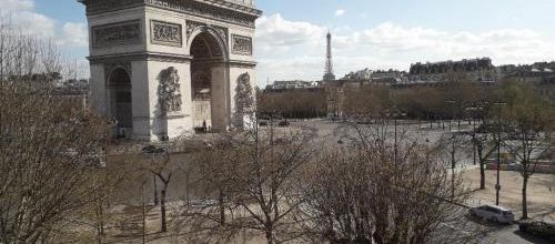 Place de l'étoile au calme