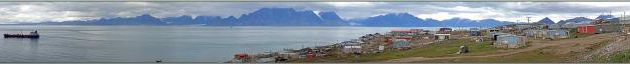 Panorama sur Eclipse Sound et ses bateaux au mouillage dont l'Austral, en arrière plan Bylot Island, enfin le village de Pond Inlet - Baffin Island - Nunavut - Canada