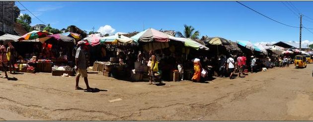 Dans les rues de Hellville : des marchands et des chalands - Nosy Be - Madagascar