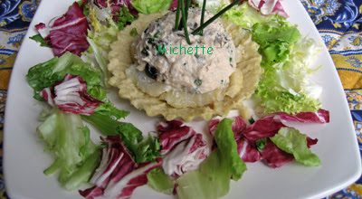 Tartelette à la farine de pois chiche, artichauts, rillette de riz et de thon