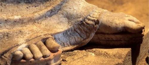 Amphipolis : les Karyatides, de la tête aux pieds !
