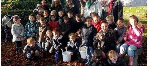 OUEST FRANCE - 18/10/2012 - Les petits de la maternelle découvrent l'automne