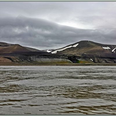 14 juillet 2024, 9 heures : nous débarquons sur la plage de la baie Diskobukta pour entrer dans son canyon aux mouettes tridactyles, et peut-être avec aussi des renards polaires (isatis) - Edgeøya - Svalbard - Norvège 