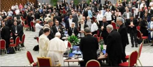 Synode: Le Pape invite les mouvements ecclésiaux à servir avec humilité
