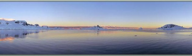 22 février, 6 h du matin: panorama 180° au lever du soleil sur Wilhelmina Bay (vue prise du balcon de notre cabine de l'Austral, pont 3)  - Péninsule Antarctique 