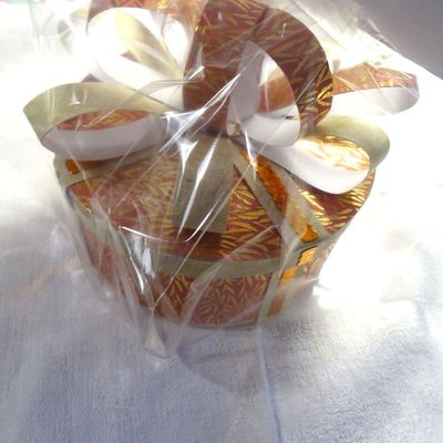 Boîte ambrée et sa carte assortie .