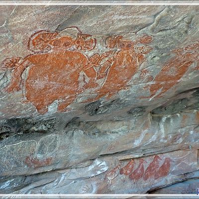 Second surplomb orné de peintures rupestres Wandjina - Swift Bay - Wunambal Gaambera - Mitchell Plateau - Kimberley - Australie