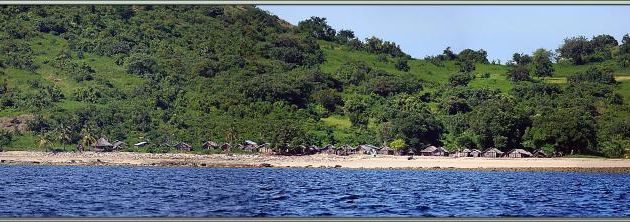 Vue panoramique d'un village de Grande Mitsio à partir de la mer - Archipel des Mitsio - Madagascar