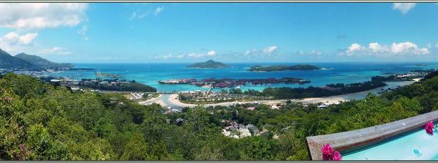 Panorama sur la Baie de Victoria et les îles Sainte Anne et Au Cerf vu de la table d'orientation de la route La Misère - Mahé - Seychelles