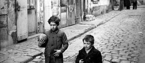 Deux enfants jouant au ballon  1950. Paris
